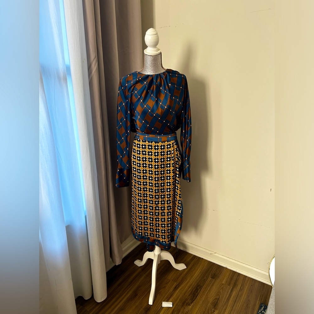 Chocolaté and Royal Blue silk like kapri pant w covering in front and back.